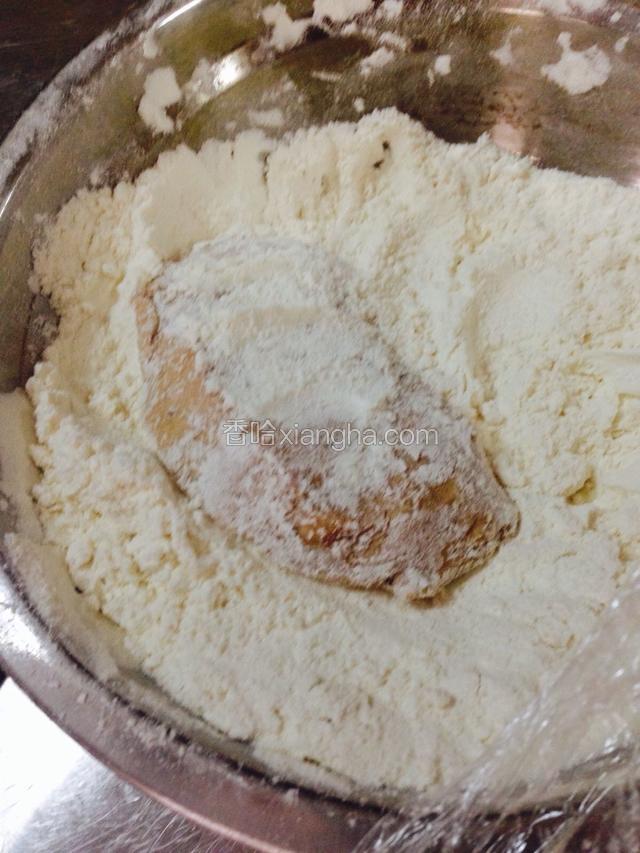 鹅肝拿起撒上少量黑胡椒粉再裹上一层面粉