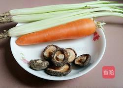 芹菜胡萝卜香菇丁的做法图解1