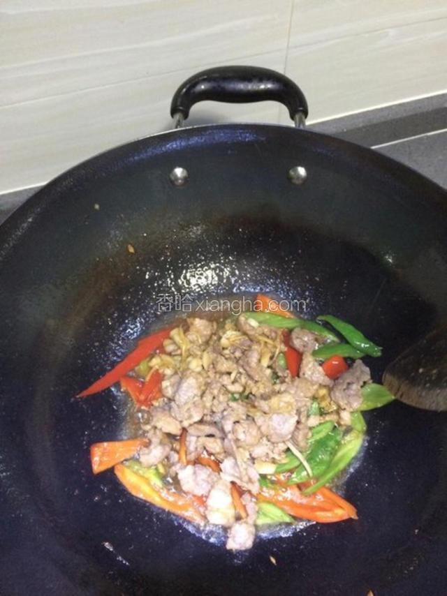 辣椒炒至七成熟时加入炒熟的肉片继续炒。再次滴少许生抽提鲜。