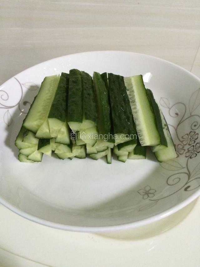 黄瓜切条备用。