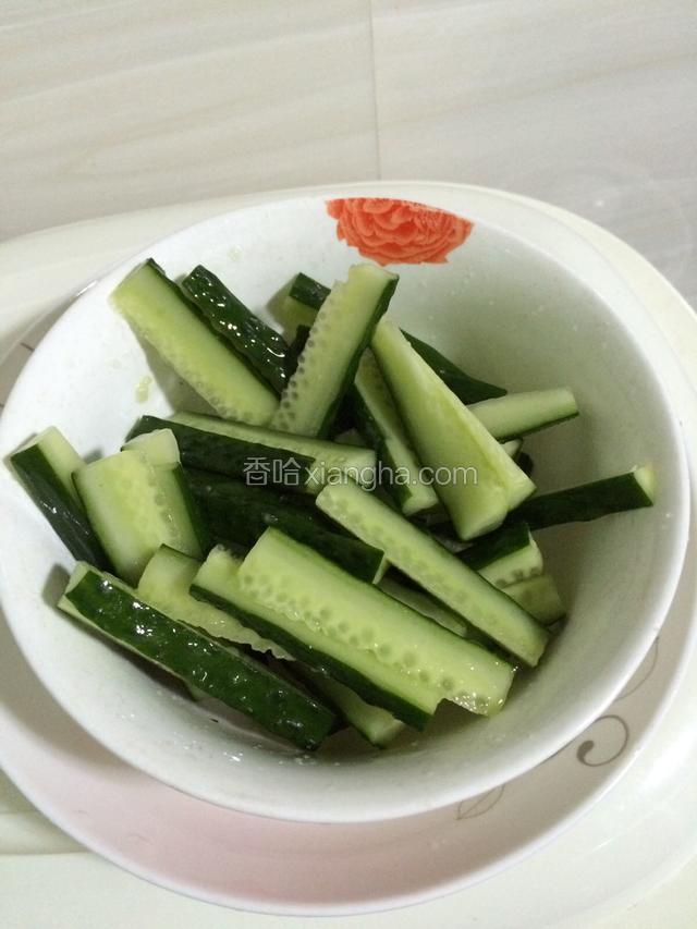 用少许盐将黄瓜条腌制出水份，把水份倒掉。