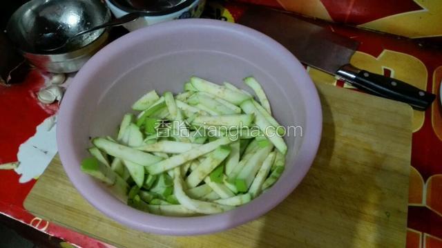 茄子切条，拌入少许盐备用