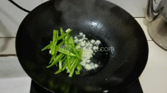 炒锅放油，待油温热时放入蒜辣椒炒出香味