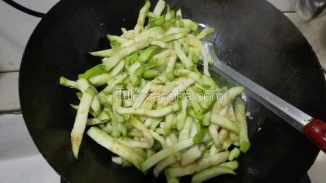 再放入茄子翻炒，加入十三香调料