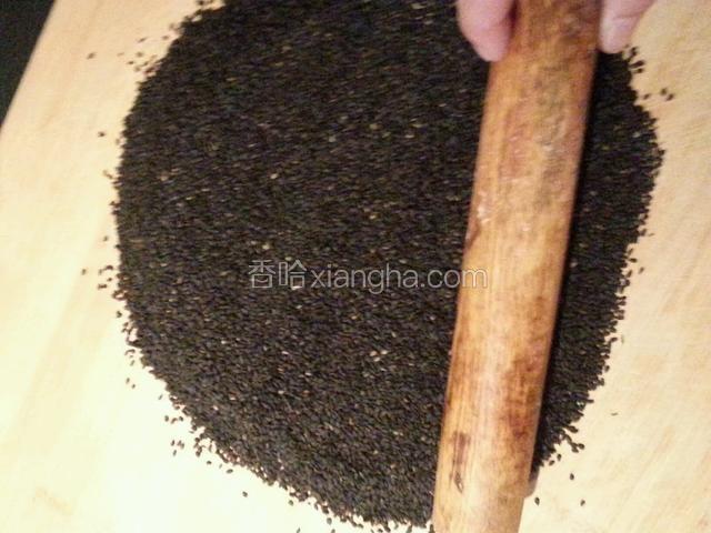 炒熟的黑芝麻放面板上用擀面杖擀开，香味立刻就出来了，这样能更好的被吸收哦