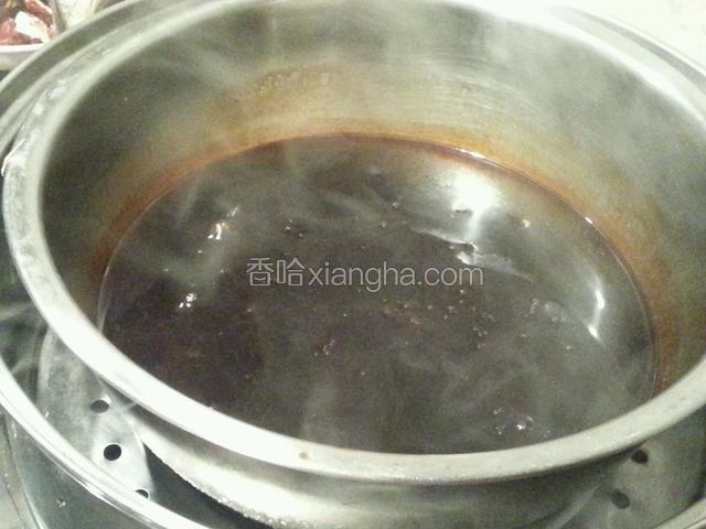 蒸锅里加足量的水，放入阿胶隔水蒸