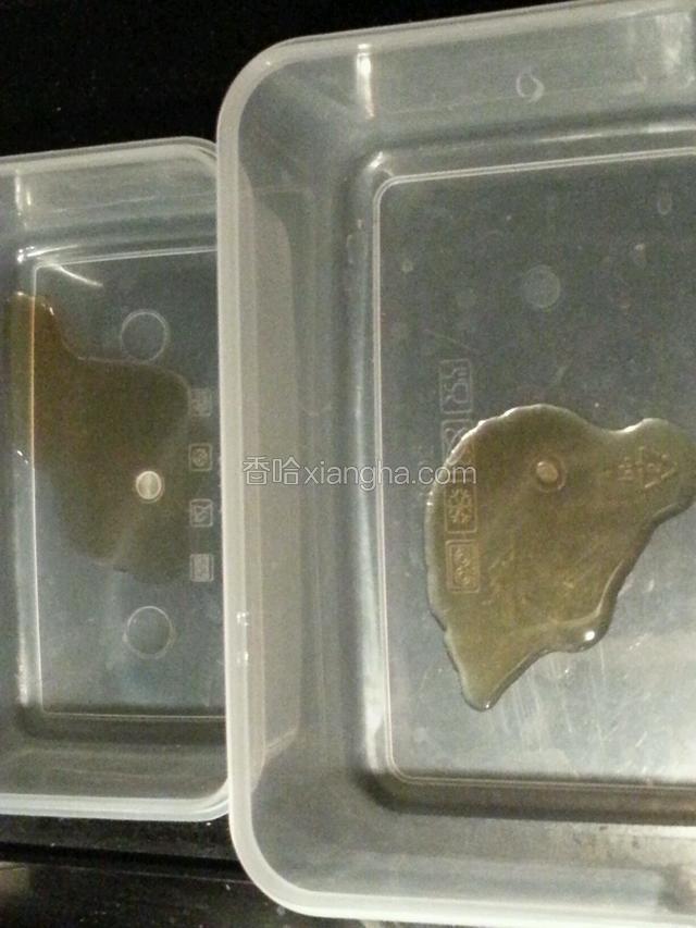 趁冰糖融化时，取两个干净的食品盒，放入香油，慢慢晃动，让香油沾满盒子的所有地方