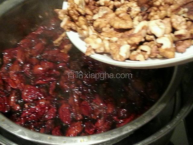 红枣蒸三十分钟放入核桃仁，搅动均匀