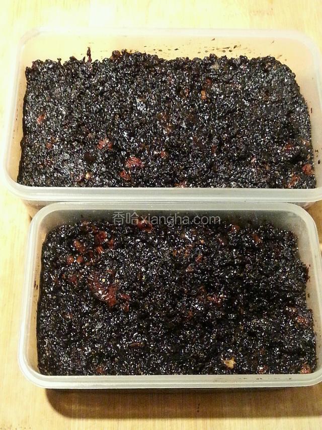 将蒸好的阿胶膏放入食品盒里，压实、晾凉，放冰箱冷藏一晚