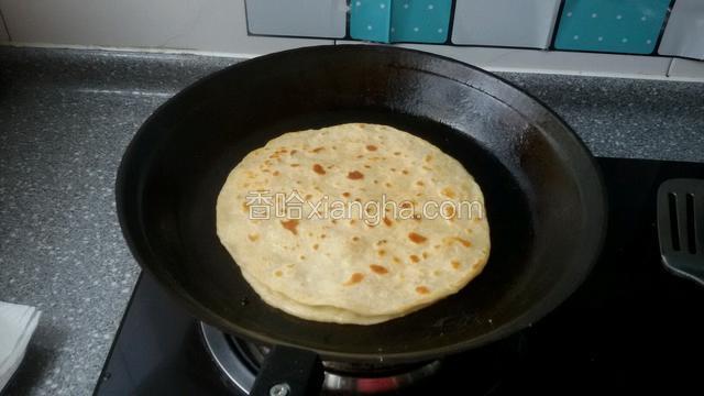 平底锅提前预热，用擀面杖擀薄小火烙至两面微黄