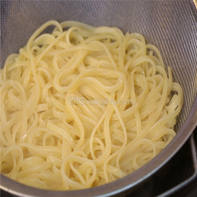 锅中倒入水烧开，放入意面煮10分钟，捞出备用。