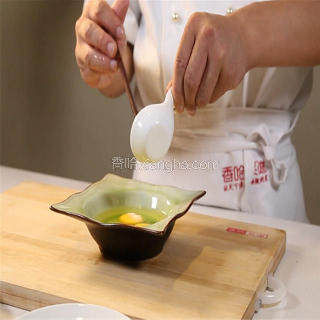 鸡蛋打入碗中。
