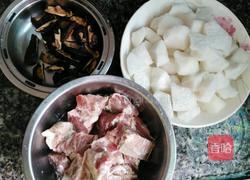 香菇萝卜排骨汤的做法图解1