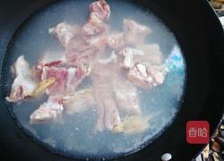 香菇萝卜排骨汤的做法图解2