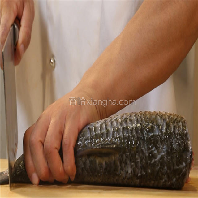 将草鱼洗净切掉鱼头斩去鱼尾，然后将鱼的中骨片开，去除胸刺。