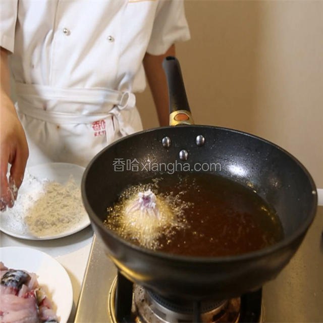 锅下油大火烧至七成热，将鱼片放入锅中炸熟捞出控油，另外将鱼头和鱼尾也炸熟。