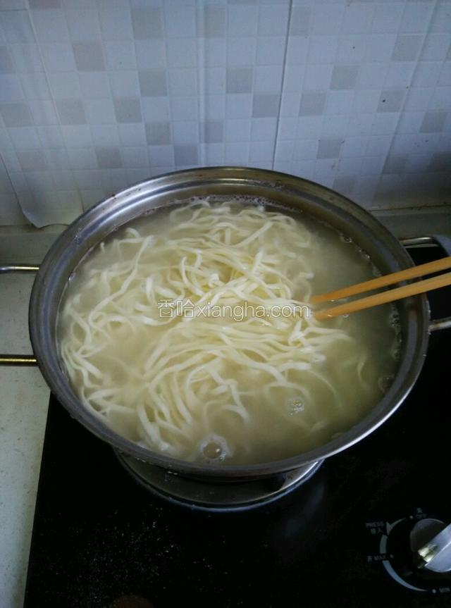 先点火锅里放满水 水开后煮面 面条煮到七八分熟就可以