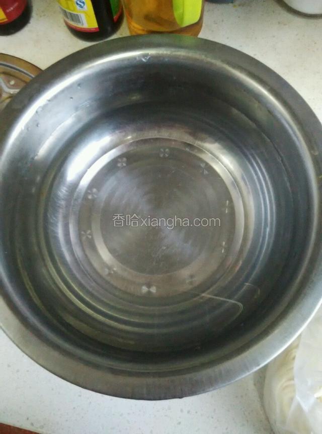 煮熟后的面条过凉水 沥干水分 待用