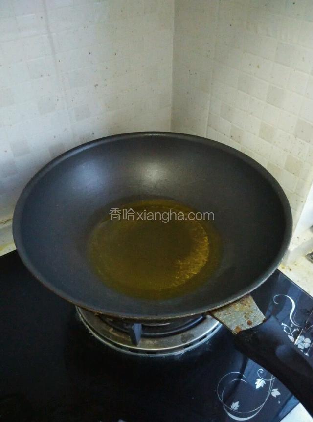 锅里加油 油量要比平时炒菜时多一些 油热后 就可以依次加入食材