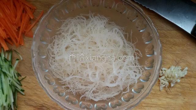 捞出沥干水份