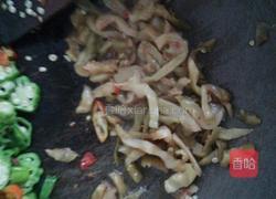 秋葵炒榨菜条的做法图解6