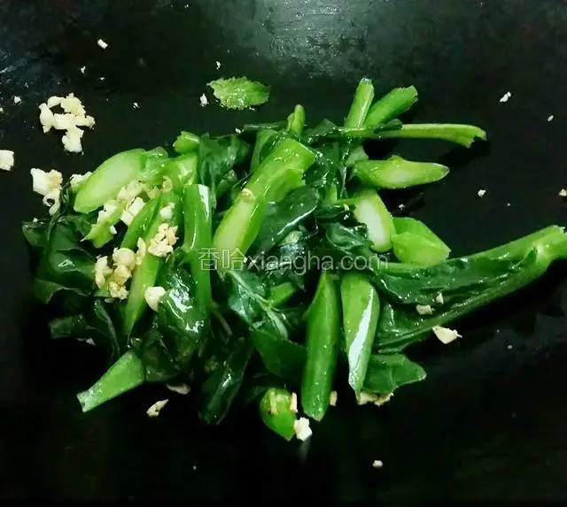 放芥蓝进去翻炒片刻。