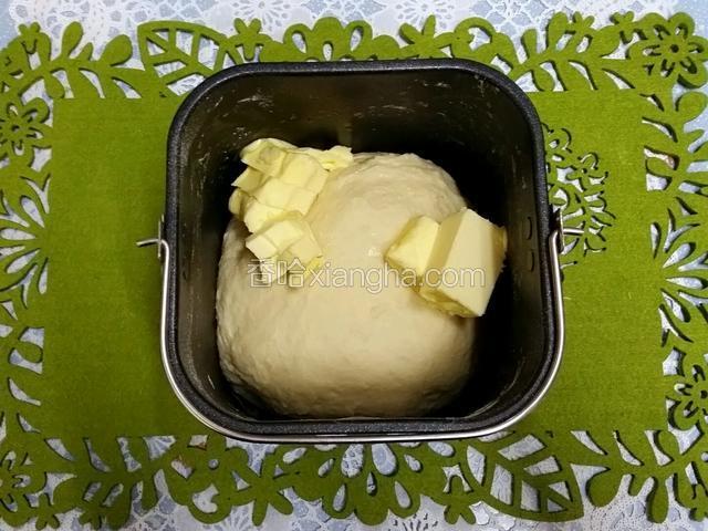 啟動麵包機的攪拌和麵程序15分鐘後下黃油，繼續攪拌至擴展階段
