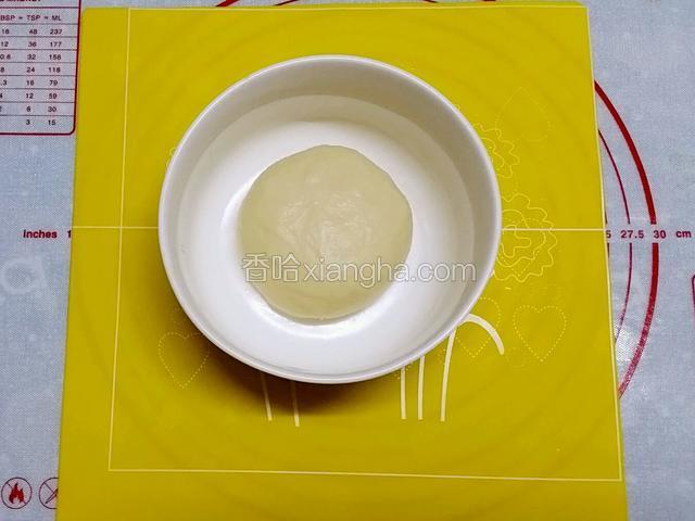 拿出放在一個較大的容器中