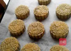 Cantonese Lotus Seed Mooncake Recipe Illustration 7