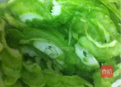 鸡蛋炒苦瓜的做法图解2