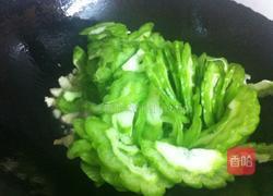 鸡蛋炒苦瓜的做法图解5