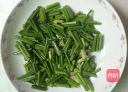 韭菜花炒猪肉的做法图解1