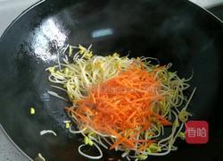 营养三色菜（豆芽、胡萝卜炒韭菜）的做法图解3