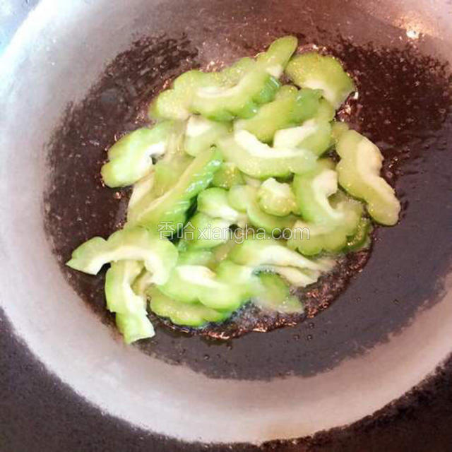 另起油锅炒凉瓜、加入盐鸡精炒至断生。