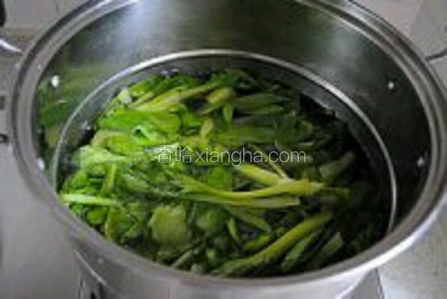 在面团醒发的时候，用开水锅将青菜焯水，待青菜一变色立即捞出，过凉。