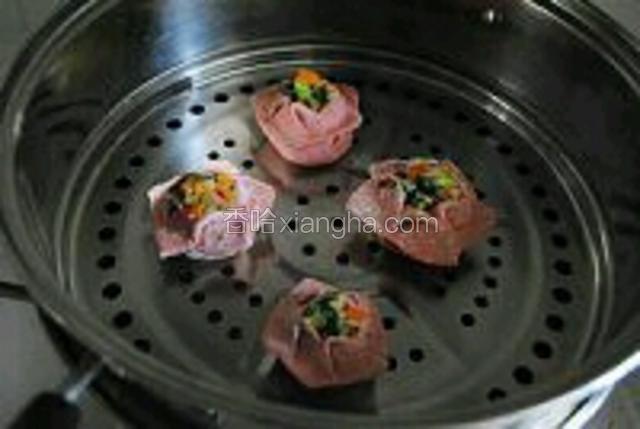 将蒸饺生坯放在涂过油的篦子上，大火，水开后蒸15分钟即可。