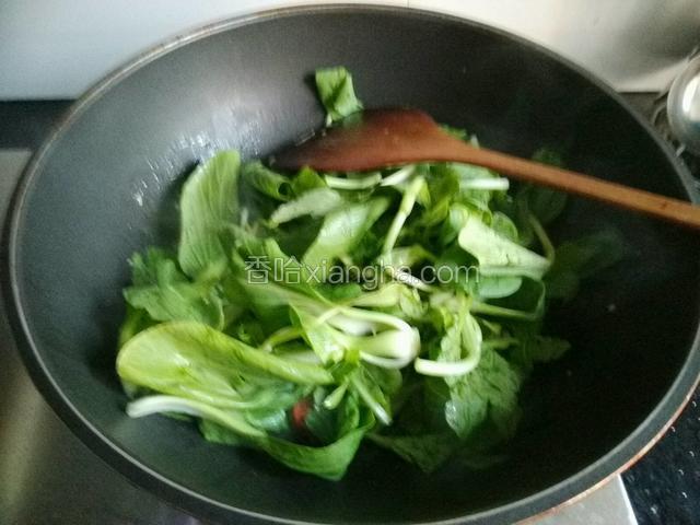 小青菜下锅，爆炒，如太干加一点点水(因为我放油很少的)。