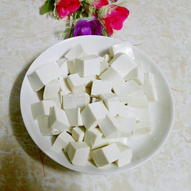 白豆腐切成四方型状小块
