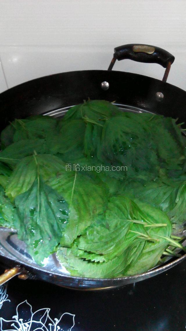 蒸屉小火蒸至变色即可。
