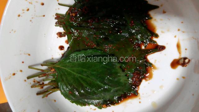 将调料搅拌均匀用刷子一叶一叶涂均！