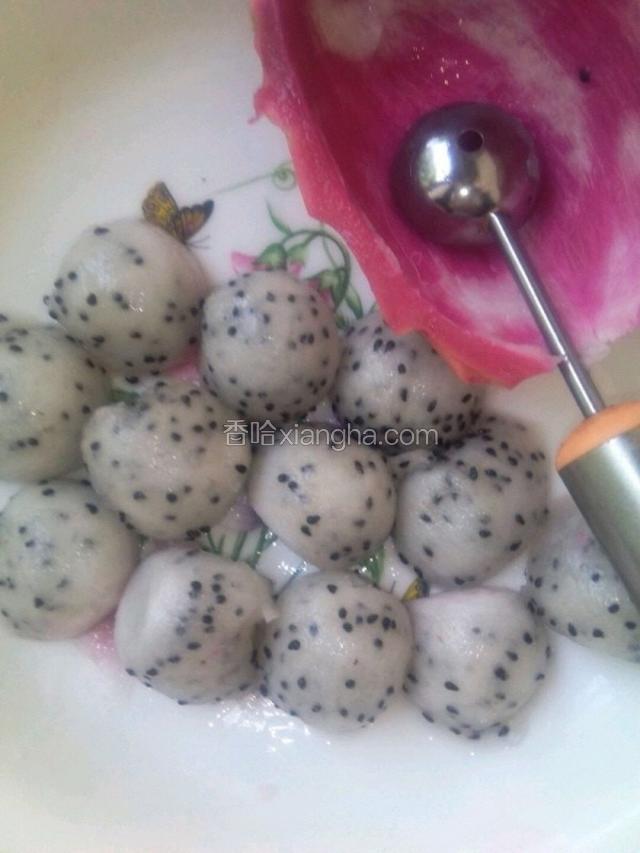 用挖球器挖出火龙果小球