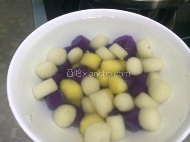 水烧开，倒入芋圆，煮来芋圆浮起来
以后再煮三分钟，准备一碗凉水过一道防止黏在一起