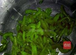 虾皮炒腐竹的做法图解2