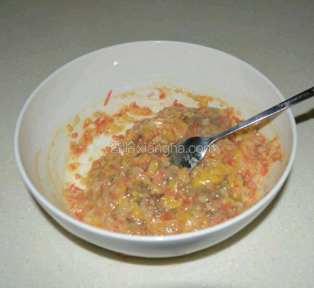 馅料制作:鲜虾冷冻半小时取出，去皮去虾线剁成小块，冬笋，胡萝卜，生姜，肥膘，分别剁碎，调入虾仁，加5g玉米淀粉，适量水，搅至肉馅劲道