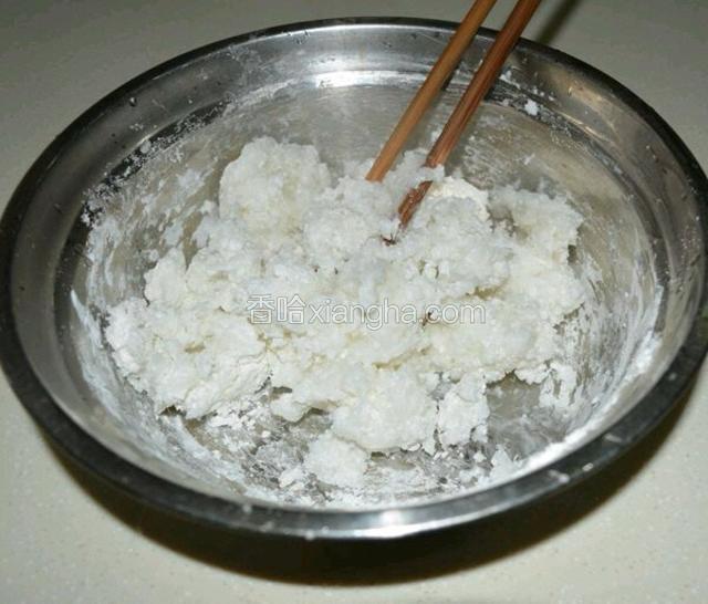 100克澄粉，40克玉米淀粉，200克开水，筷子搅拌成小块
