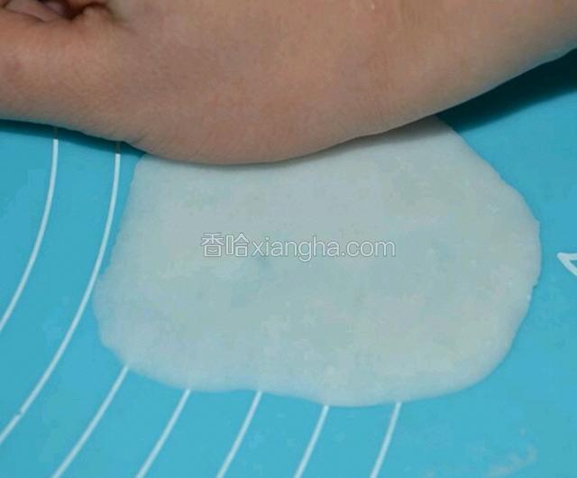 面剂子用手掌压成皮！