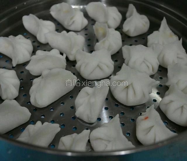 中火蒸十分钟，装盘