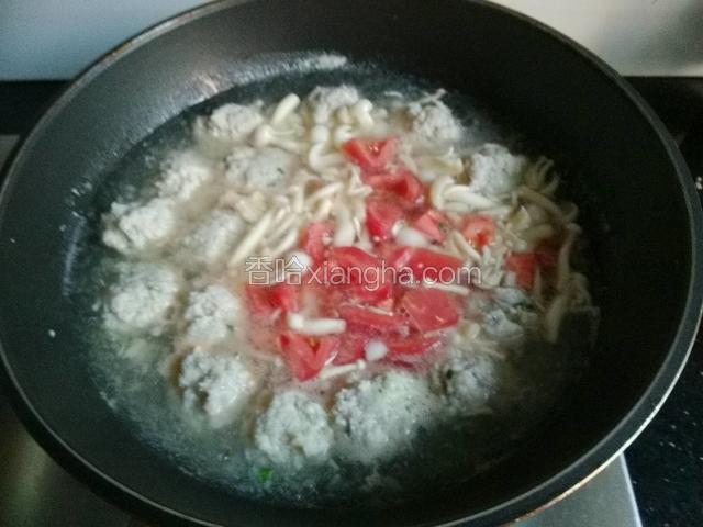 肉丸下锅大火煮4~5分钟放蔬菜，再煮1~2分钟左右。