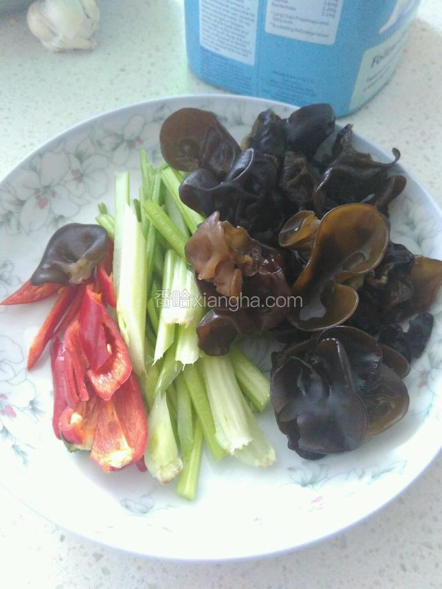 木耳泡发，香芹切牛耳段，辣椒去籽切块