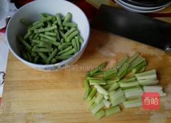 豆角土豆配芹菜的做法图解1